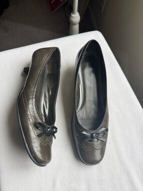 Y2K Aigner Dark Green Leather Kitten Heel Pumps and a decorative broguing 8.5